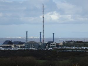 Les 3 cheminées de Flamanville ; à l'arrière, l'usine de La Hague 